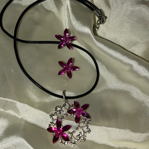Gorgeous silver & pink pendant on leather cord - Picture 4 of 8